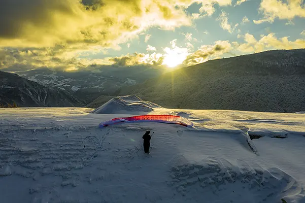 پرواز در طوفان ساعت ۶:۳۰ دقیقا صبح و اوج گیری با موج های انتهای سامانه بارشی برف زمستانی